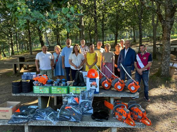 Imaxe da nova:A Xunta entrega ao Centro do Medio Rural de Torroso material para prevención de incendios forestais