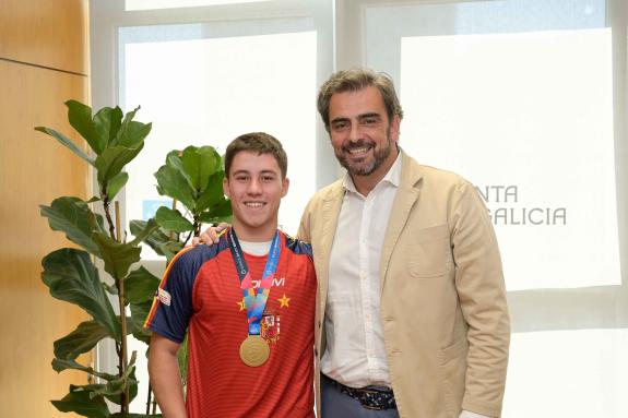 Imaxe da nova:Diego Calvo recibe ó coruñés Jacobo Copa, campión do mundo sub-19 de hóckey sobre patíns