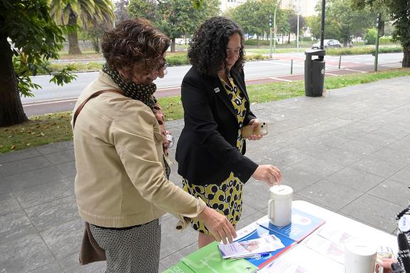 Imaxe da nova:Belén do Campo visita a mesa informativa  de Afaco instalada no mercado de Elviña con motivo do Día Mundial do Alzhéimer