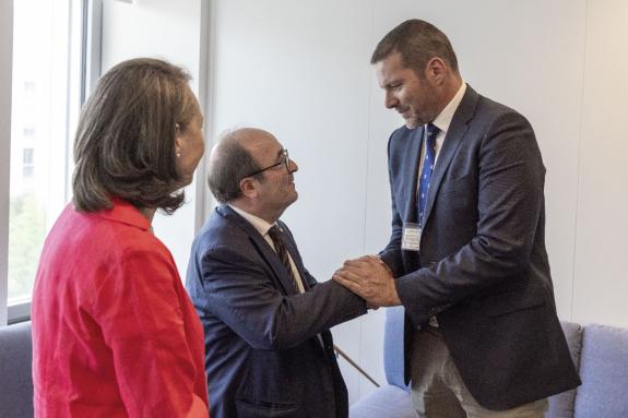 Imaxe da nova:López Campos entrega ao embaixador de España ante a Unesco o primeiro expediente da candidatura da Ribeira Sacra a Patrimonio Mundi...