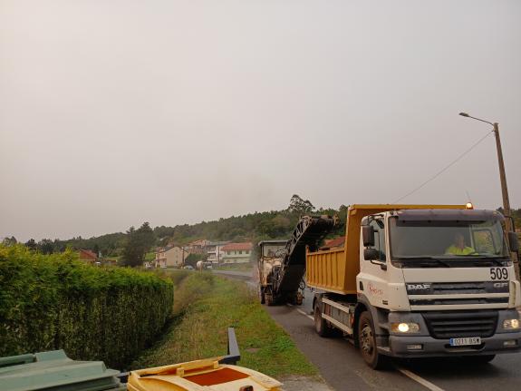 Imaxe da nova:As obras de mellora do firme na estrada AC-552 farán necesario o corte do tráfico na noite do domingo ao luns na intersección desta...