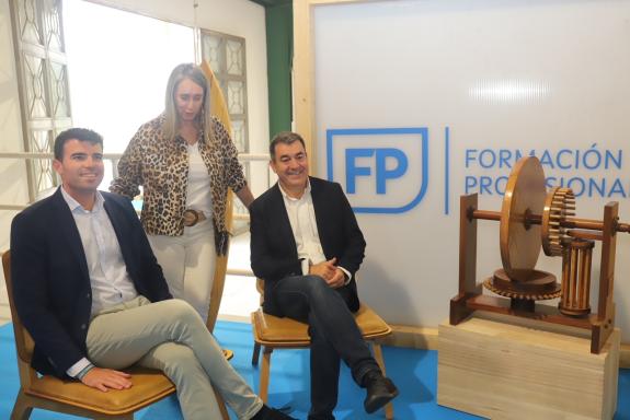 Imaxe da nova:Román Rodríguez anima á mocidade a achegarse ao stand de FP na Feira do Moble de Galicia