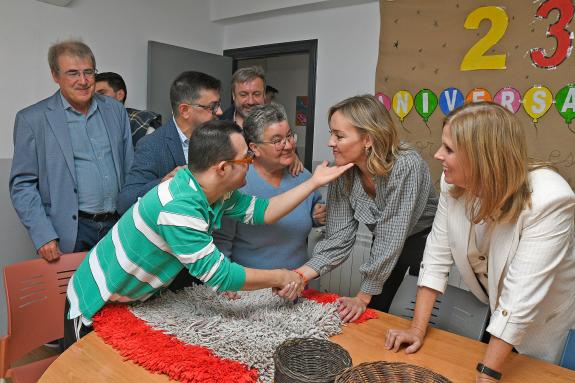 Imaxe da nova:Fabiola García visita aos usuarios do centro ocupacional de discapacidade psíquica de Verín