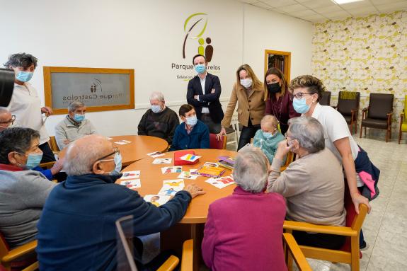 Imaxe da nova:Fernández-Tapias e Antón Acevedo visitan os usuarios do Centro de Día Parque Castrelos de Vigo