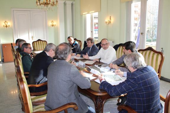 Imagen de la noticia:La Xunta se reúne con la Administración estatal y local para buscar soluciones al problema de los jabalís en la ciudad de Ou...