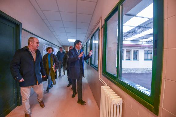 Imagen de la noticia:Román Rodríguez anuncia nuevas obras en los colegios de Dozón y Rodeiro con una inversión de más de 700.000 €