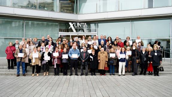 Imagen de la noticia:Fernández-Tapias entrega los diplomas de los cursos de formación de entidades vecinales de Vigo con los que colabora la Xunt...