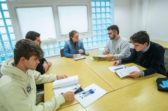 Imagen de la noticia:Política social y Juventud mantiene una reunión con el grupo de trabajo de Galicia de las embajadas para el diálogo con la j...