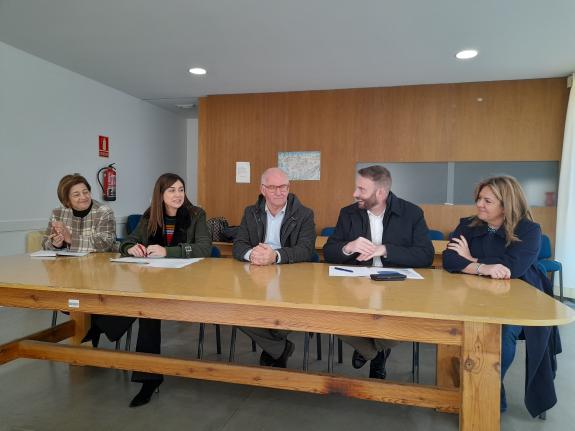 Imagen de la noticia:La Xunta mantiene el compromiso con las entidades vecinales con una inversión de 3 M€ destinados a garantizar su actividad