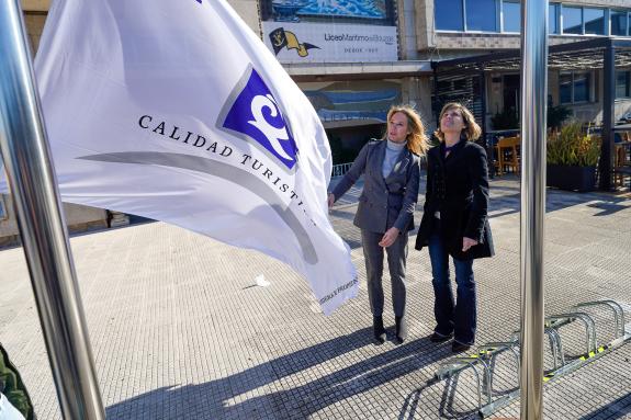 Imagen de la noticia:Fernández-Tapias y Nava Castro izan la bandera Q de Calidad en el Liceo Marítimo de Bouzas
