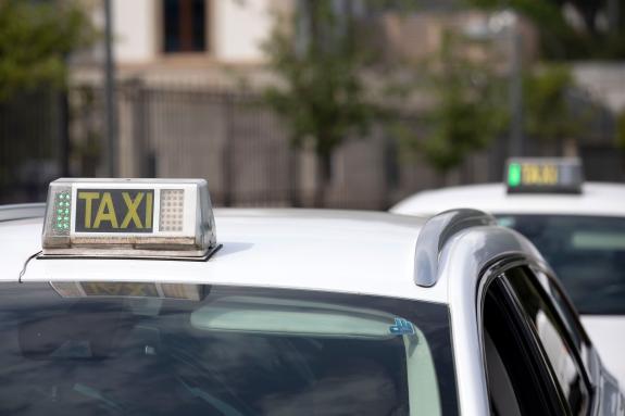 Imagen de la noticia:La Xunta integrará los servicios de taxi en la cadena de transporte público autonómico con el objetivo de favorecer desplaza...