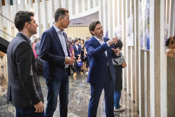 Imagen de la noticia:La Xunta lleva la exposición 'El Camino de Santiago' a la Legislatura de la provincia de Córdoba