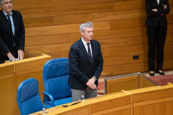 Imagen de la noticia:El presidente de la Xunta Rueda asiste al minuto de silencio en el Pleno del Parlamento gallego por la última víctima de vio...