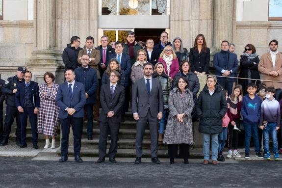 Imagen de la noticia:Minuto de silencio en San Caetano y en las delegaciones territoriales de la Xunta en repulsa por el último caso de violencia...