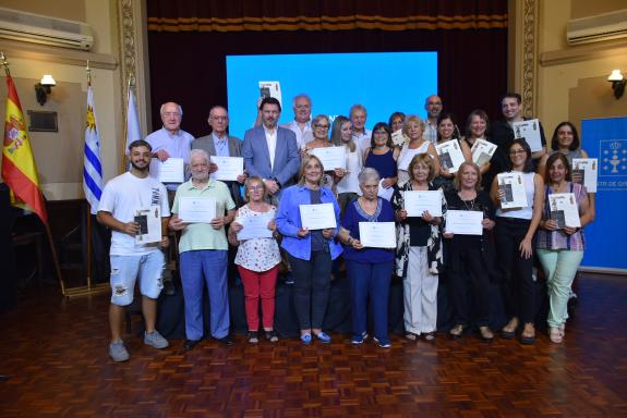 Imaxe da nova:Emigración entrega 30 distincións aos participantes dos programas Conecta e Reencontros co Xacobeo 2022 no Uruguai