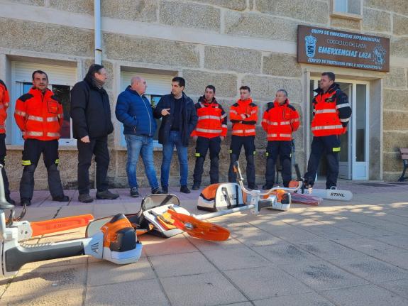 Imagen de la noticia:La Xunta entrega material de prevención de incendios a asociación de voluntarios de protección civil y medio ambiente de Laz...