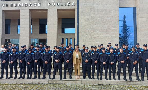 Imagen de la noticia:Fernández-Tapias felicita a 41 Policías Locales de Vigo por graduarse en la Academia Gallega de Seguridad Pública