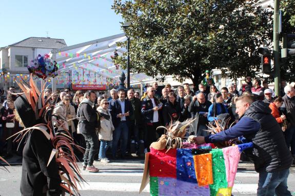 Imaxe da nova:O delegado territorial da Xunta asiste ao desfile infantil do entroido en Xinzo de Limia