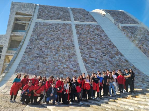 Imaxe da nova:Miranda comparte unha visita á Cidade da Cultura con medio cento de mozos do grupo do Estadio Español de Las Condes (Chile)