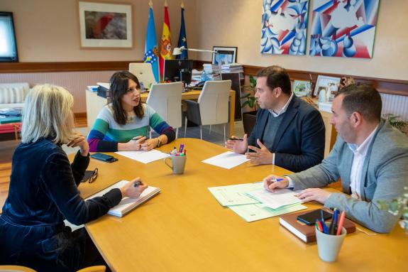 Imagen de la noticia:Lorenzana destaca el necesario vinculo entre Xunta y ayuntamientos para impulsar el empleo y la igualdad en un encuentro man...