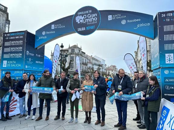 Imaxe da nova:A Xunta amosa o seu apoio ao ciclismo como potencial escaparate turístico de Galicia durante a saída de “O Gran Camiño”