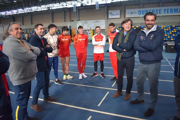 Imaxe da nova:Diego Calvo visita a selección española de relevos que prepara en Ourense o Europeo de Atletismo en Pista Cuberta