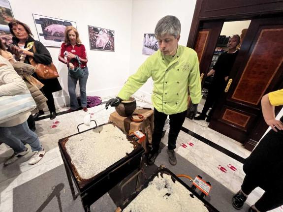 Imagen de la noticia:La filloa da pedra triunfa en Madrid en una demostración hecha para la ocasión en la Casa de Galicia