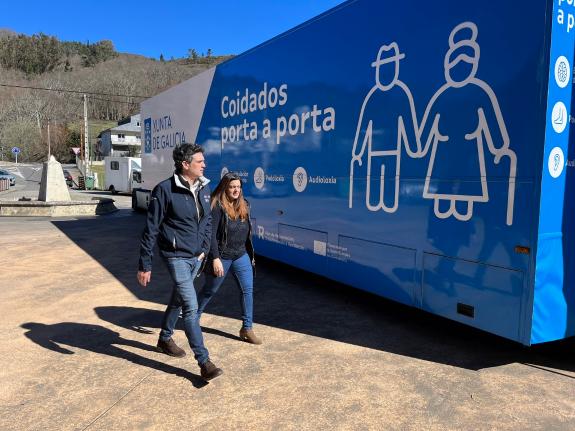 Imaxe da nova:Arias visita a unidade móbil do programa ‘Coidados porta a porta’ en Folgoso do Courel