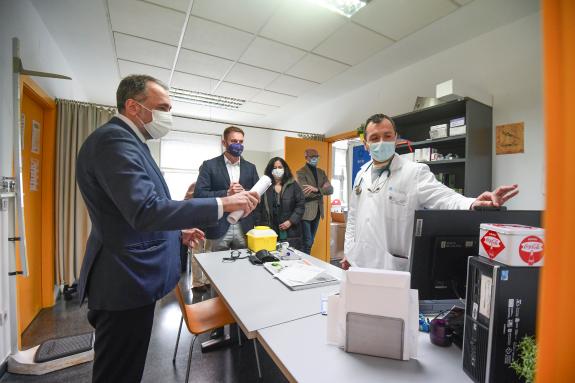 Imagen de la noticia:La Xunta ofertará 13 plazas médicas por concurso de méritos para los centros sanitarios de la Costa da Morte
