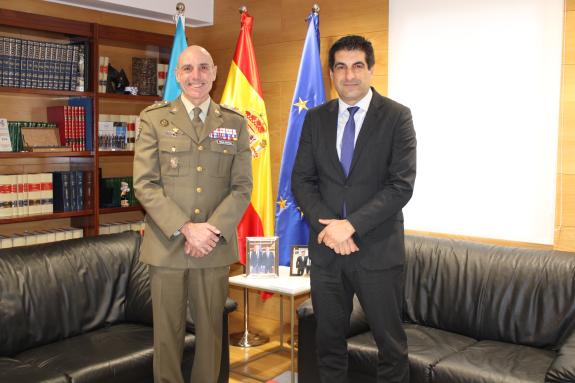 Imaxe da nova: O delegado territorial da Xunta en Ourense recibe ao novo xeneral xefe da Brilat