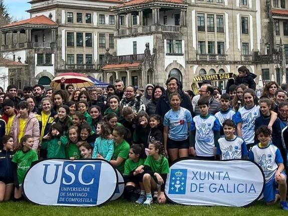 Imaxe da nova:O Plan Corresponsables xunta a máis de 170 nenos e nenas na pista multideporte da USC para desfrutar do balonmán