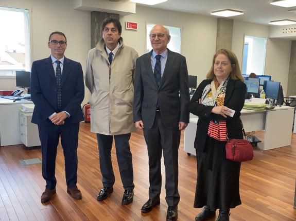 Imagen de la noticia:El director general de Justicia y el fiscal superior de Galicia visitan el espacio de la Fiscalía del área de Vigo en la Ciu...