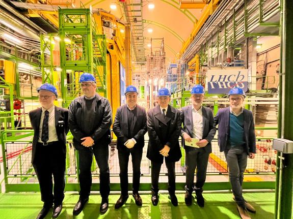 Imaxe da nova:Román Rodríguez coñece en Xenebra o labor dos científicos galegos no maior acelerador de partículas do mundo