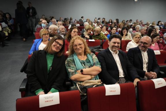 Imaxe da nova:Miranda agradece o traballo en prol da cultura galega desenvolvido polo Centro Galego de Móstoles que cumpre 25 anos de existencia