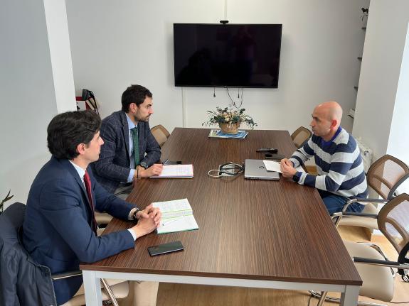 Imagen de la noticia:La Xunta y el ayuntamiento de Begonte evalúan la nueva línea de ayudas para comunidades energéticas
