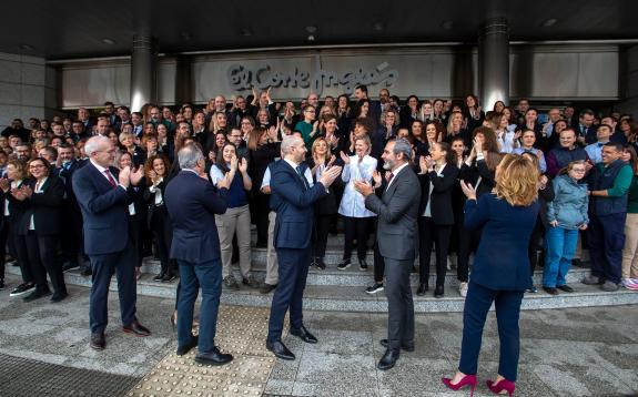 Imagen de la noticia:La Xunta felicita a trabajadores y equipo directivo de El Corte Inglés en Santiago por el 25 aniversario del centro