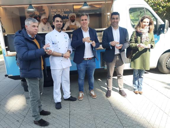 Imaxe da nova:Luis López anima a consumir peixes e mariscos de Galicia, “os mellores do mundo”, na estrea da foodtruck de Galicia sabe aMar en Po...