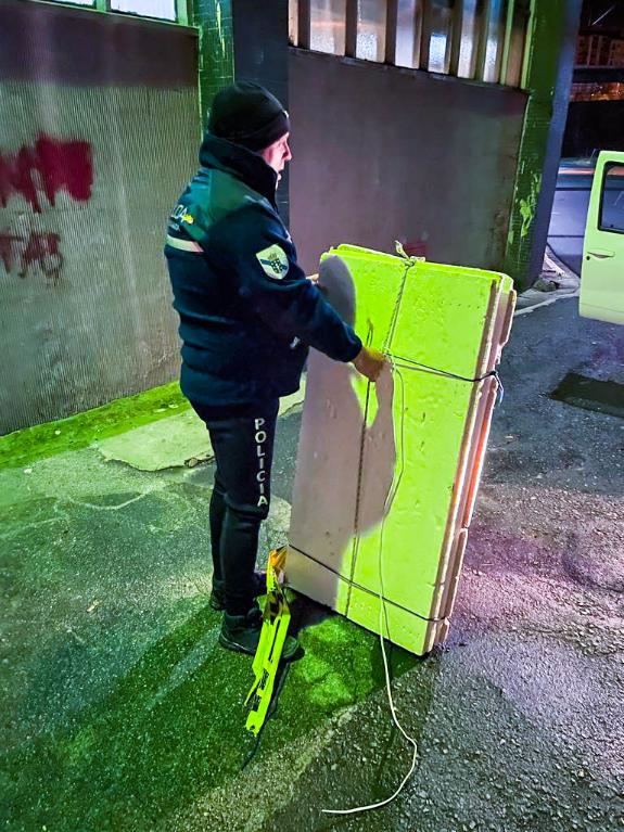 Imagen de la noticia:La Policía Autonómica decomisa 300 kilos de almeja y 100 de erizo en A Coruña