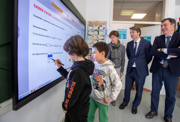 Imagen de la noticia:La Xunta avanza en la digitalización de las aulas con la instalación de 9.000 paneles interactivos