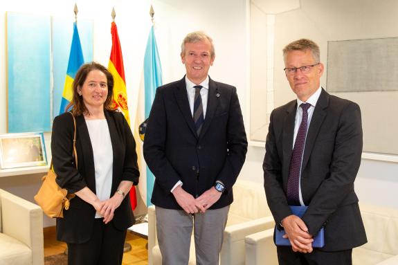 Imagen de la noticia:El presidente de la Xunta y el embajador de Suecia en España avanzan en el fortalecimiento de las relaciones institucionales...