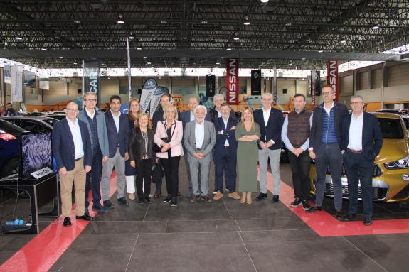 Imaxe da nova:O delegado territorial da Xunta visita os expositores da ‘V edición do Car Outlet Ourense’