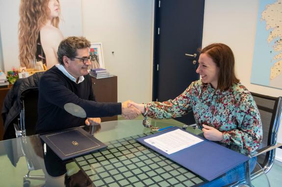 Imaxe da nova:A Federación de Libreiros de Galicia renova a súa adhesión ao programa Carné Xove da Xunta