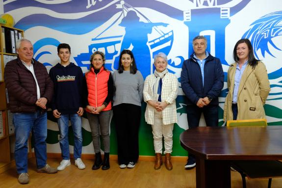 Imagen de la noticia:Martina Aneiros felicita a dos alumnos del IES Punta Candieira por sus resultados en la XL Olimpiada Galega de Química