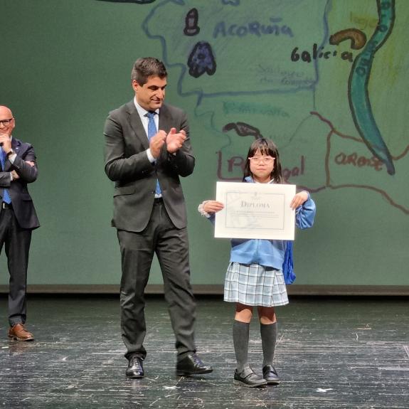 Imagen de la noticia:El delegado territorial de la Xunta asiste a la entrega de premios a los alumnos y alumnas galardonados en el concurso 'X Pr...