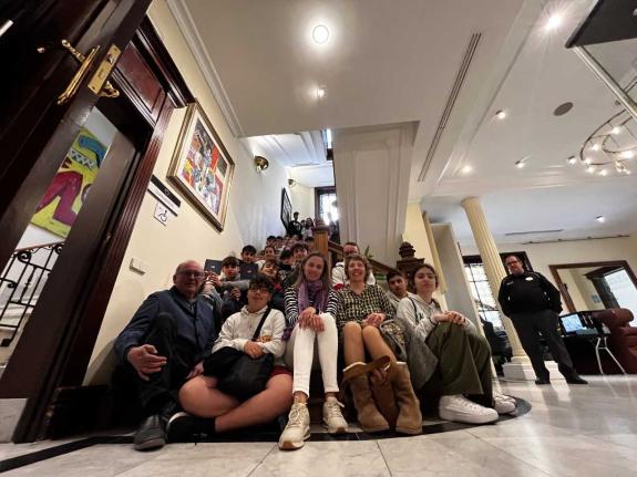 Imaxe da nova:O colexio Sagrado Corazón Placeres, de Pontevedra, visita a Casa de Galicia en Madrid