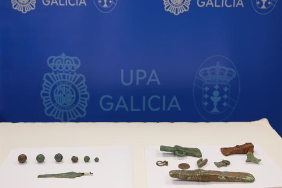 Imagen de la noticia:La Policía Autonómica recupera 15 piezas metálicas de elevado valor arqueológico en el marco de la Operación Bronce