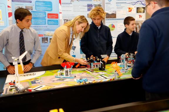 Imaxe da nova:Fernández-Tapias destaca o proxecto innovador dos alumnos vigueses que representarán a España na final da First Lego League en Aust...
