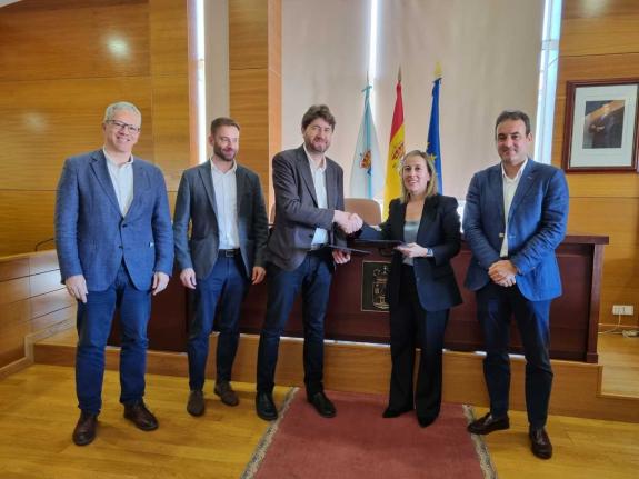 Imagen de la noticia:La Xunta y el Ayuntamiento de Arteixo firman el convenio para aumentar las frecuencias y el ámbito territorial de 3 líneas d...
