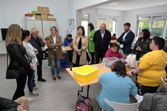 Imagen de la noticia:La Xunta ensalza la labor de la Asociación Íntegro por combinar la lucha contra la basura marina con la integración sociolab...