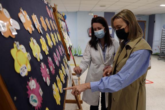Imagen de la noticia:Fabiola García visita el proyecto Emocionarte que lleva actividades artísticas a los niños hospitalizados en el Clínico Univ...